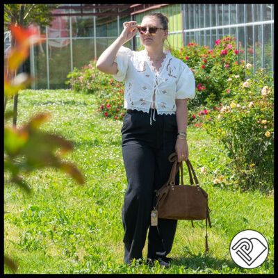 Découvrez ce chemisier blanc et son pantalon noir associé à un sac marron en daim chez Promod Ancenis-Saint-Géréon !