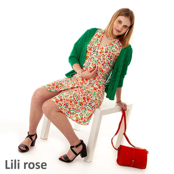 Robe fleurie et gilet vert chez Lili Rose à Nort-sur-Erdre
