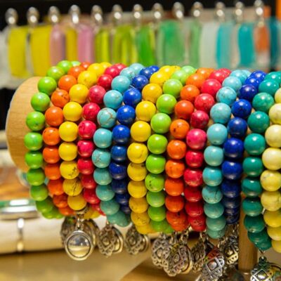 Bracelets en perles colorés chez comptoir des sacs - Nort-Erdre