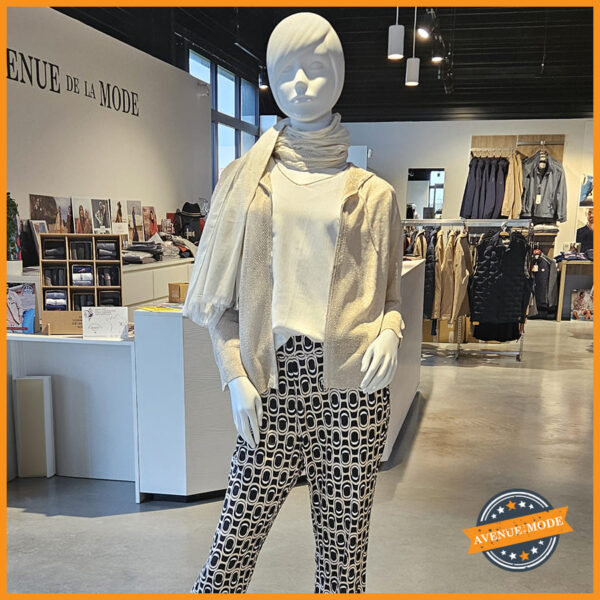Gilet pailleté, pantalon fluide à motifs et t-shirt col v chez Avenue de la Mode à Rieux près de Redon